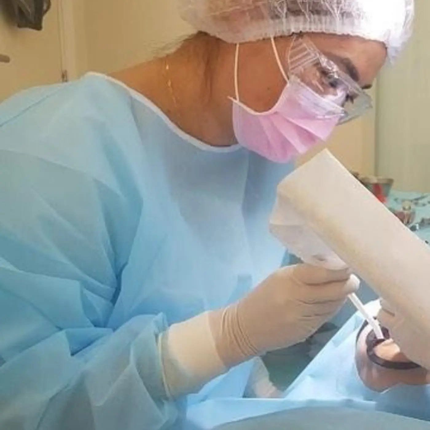 Dra. Elen Nogata realizando procedimento odontológico